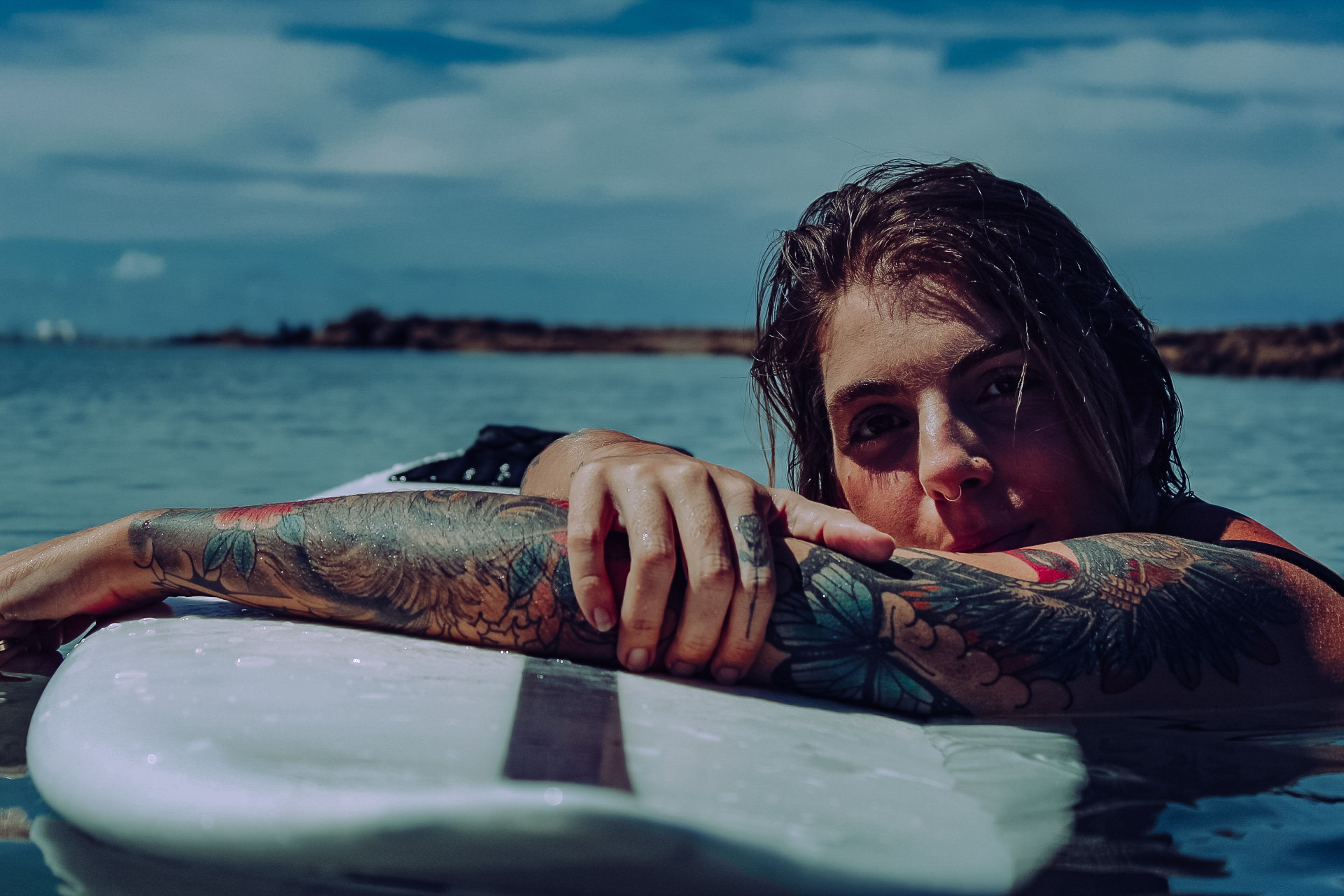 Beira de piscina representando o risco de molhar tatuagem nova em cicatrização